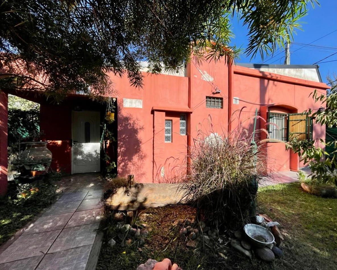HERMOSAS CASAS EN AMPLIO LOTE CON PILETA Y GRAN VEGETACION 