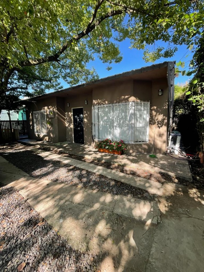 HERMOSAS CASAS EN AMPLIO LOTE CON PILETA Y GRAN VEGETACION 