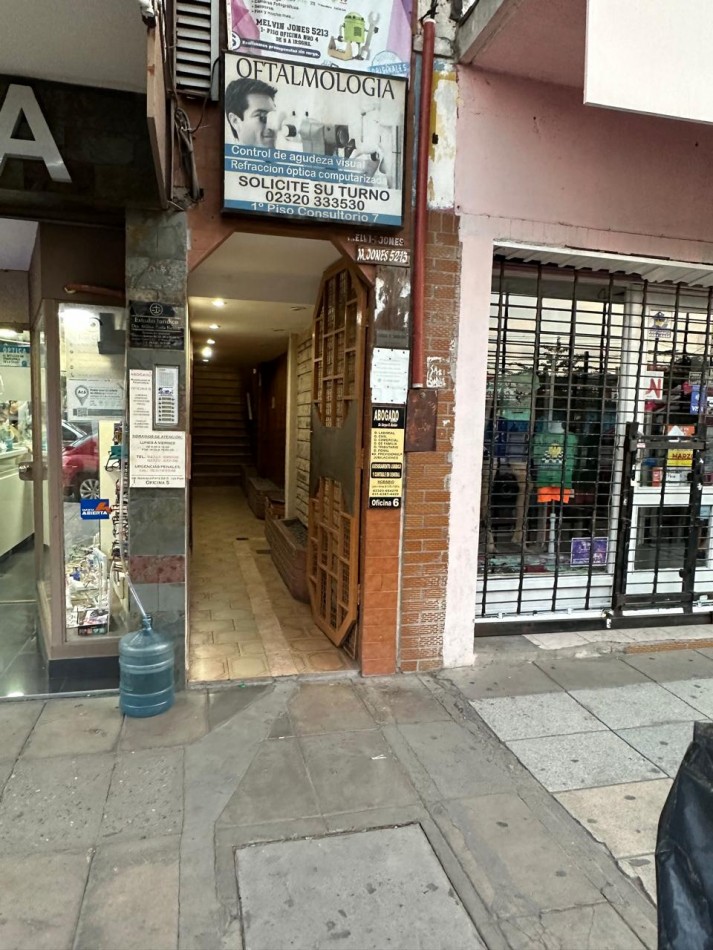 AMPLIA OFICNA PARA USO PROFESIONAL EN EL CENTRO COMERCIAL DE JOSE C PAZ, FRENTE A ESTACION 