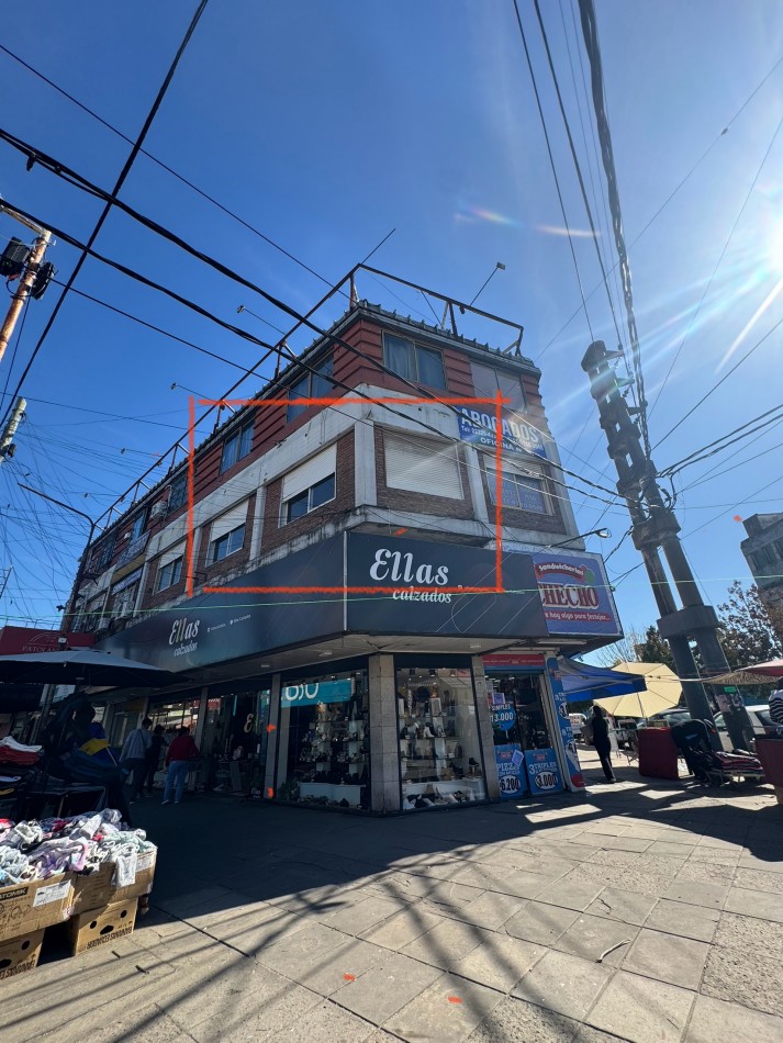 AMPLIA OFICNA PARA USO PROFESIONAL EN EL CENTRO COMERCIAL DE JOSE C PAZ, FRENTE A ESTACION 