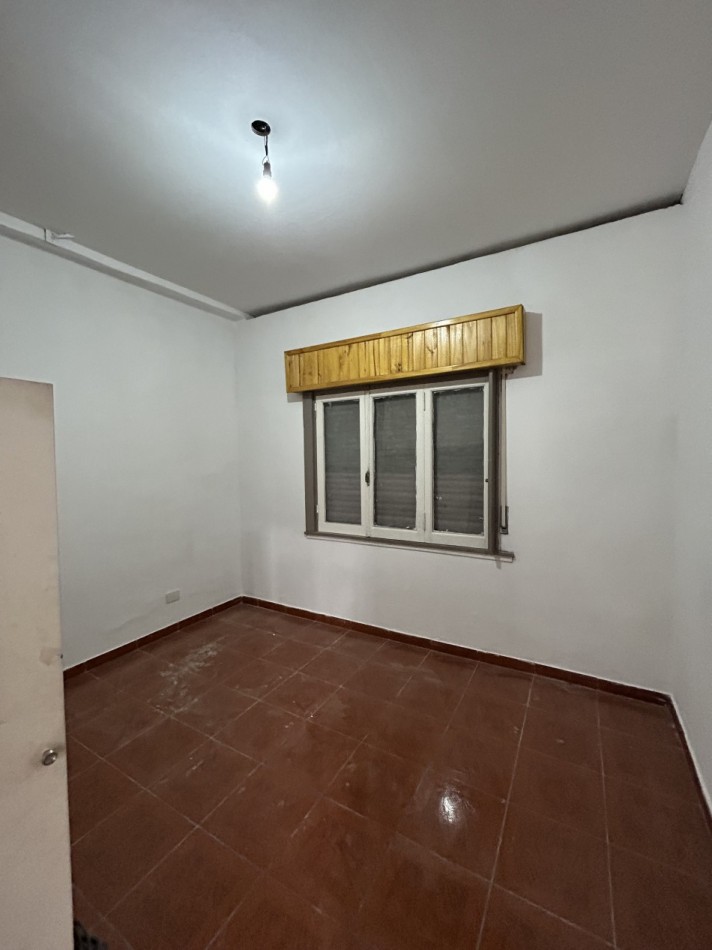CASA EN DOS PLANTAS CON ENTRADA DE AUTO Y DEPARTAMENTO AL FONDO 