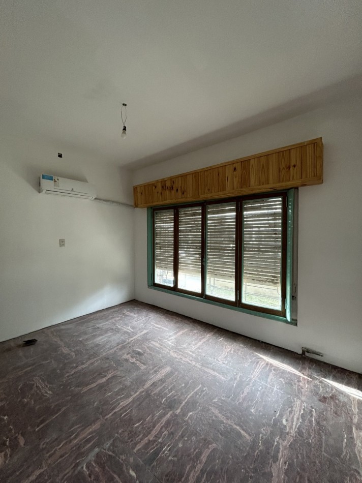 CASA EN DOS PLANTAS CON ENTRADA DE AUTO Y DEPARTAMENTO AL FONDO 