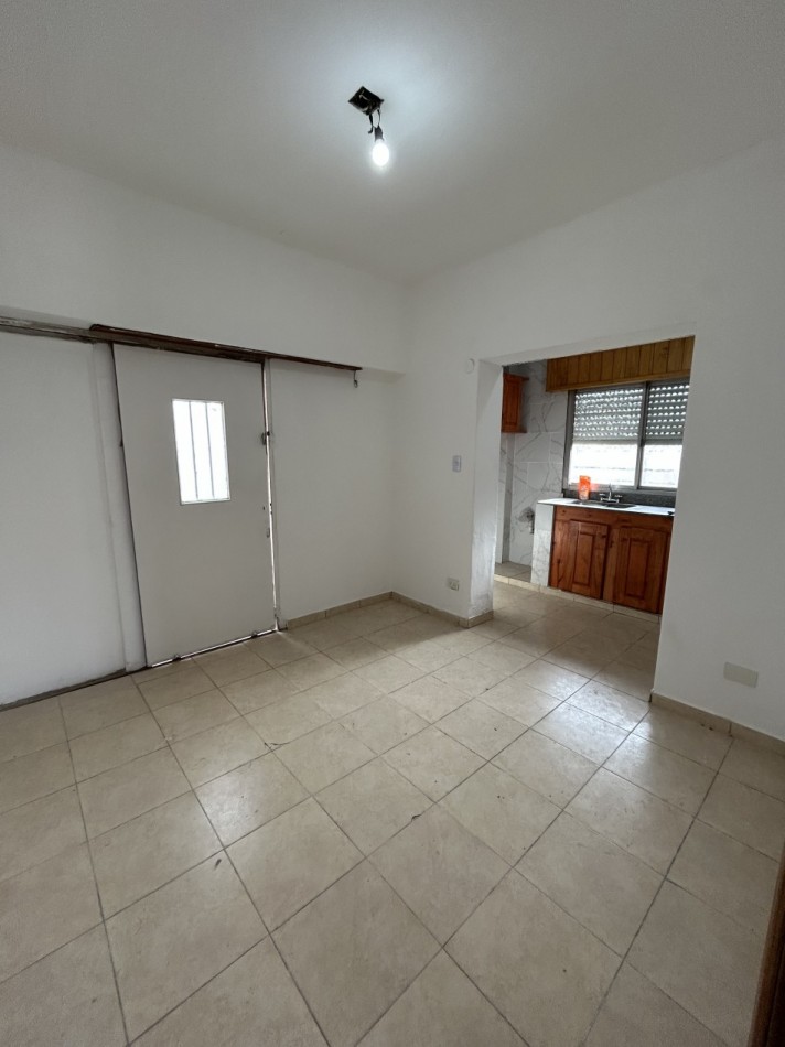 CASA EN DOS PLANTAS CON ENTRADA DE AUTO Y DEPARTAMENTO AL FONDO 