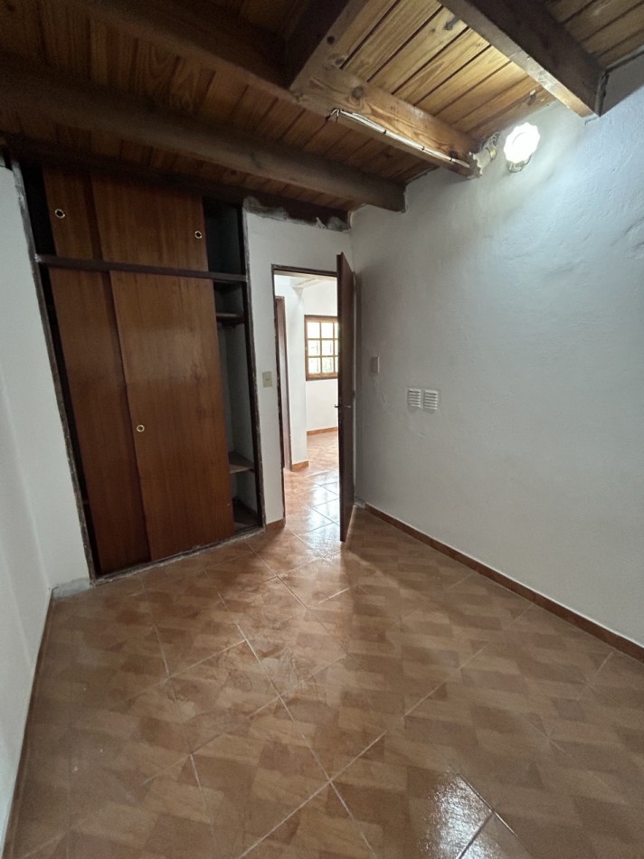 CASA EN DOS PLANTAS CON ENTRADA DE AUTO Y DEPARTAMENTO AL FONDO 