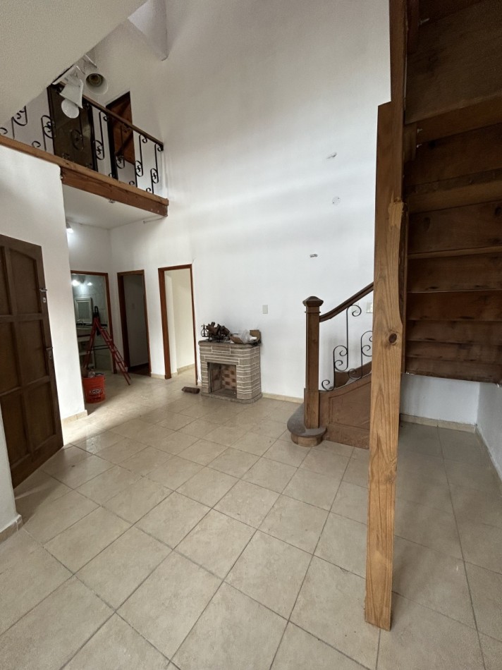 CASA EN DOS PLANTAS CON ENTRADA DE AUTO Y DEPARTAMENTO AL FONDO 