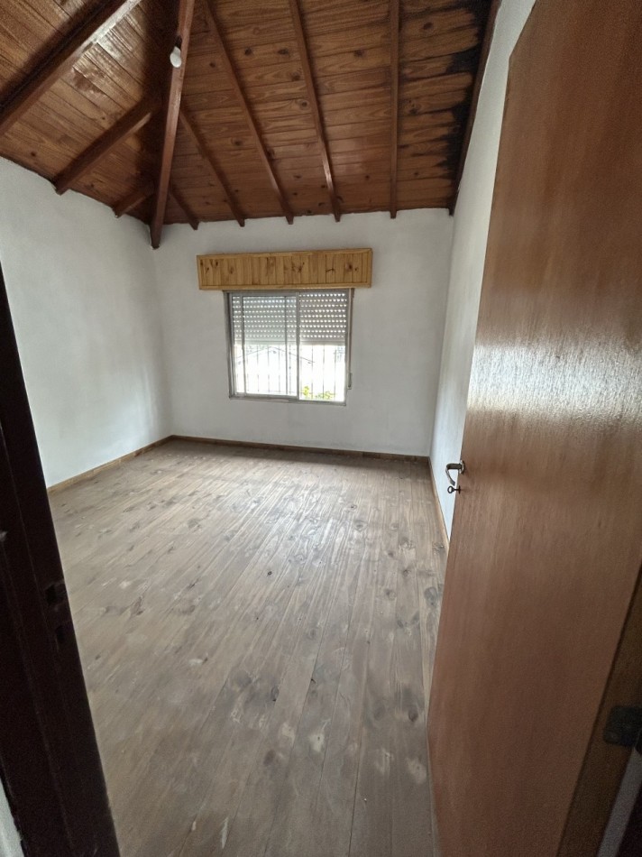 CASA EN DOS PLANTAS CON ENTRADA DE AUTO Y DEPARTAMENTO AL FONDO 