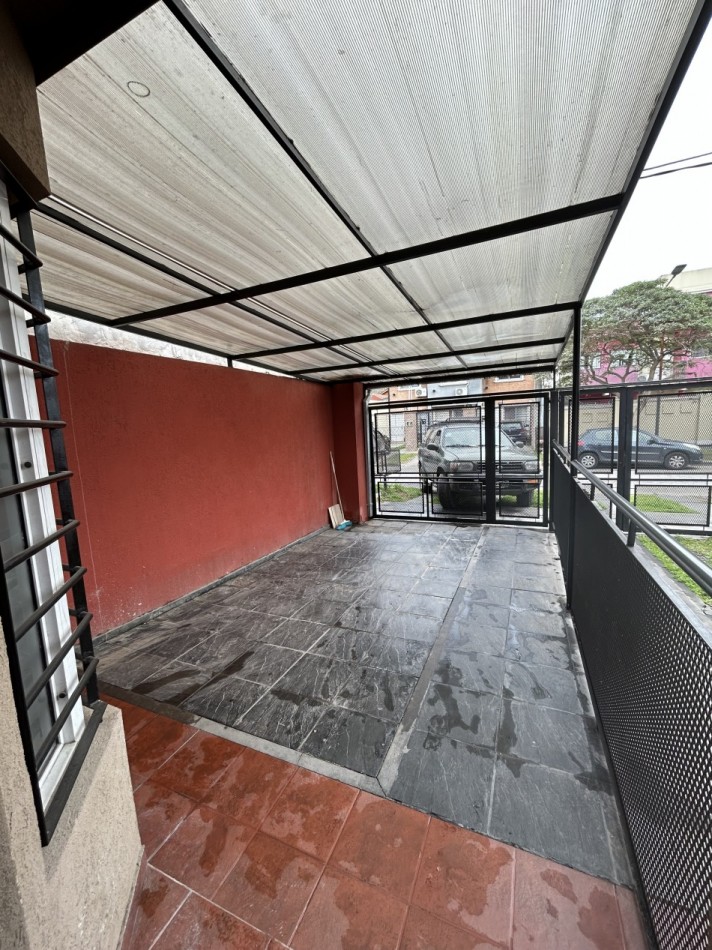 DEPARTAMENTO 2AMBIENTES CON COCHERA Y AMPLIO PATIO 