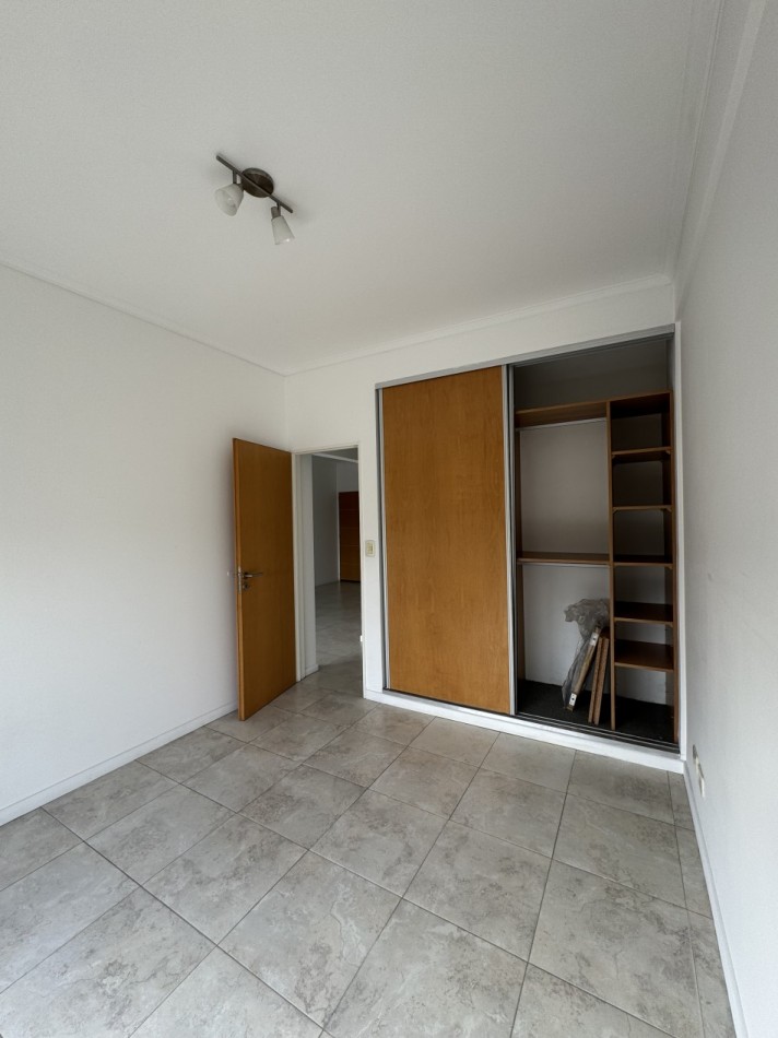 DEPARTAMENTO 2 AMBIENTES CON BALCON ,COCHERA Y BAULERA 