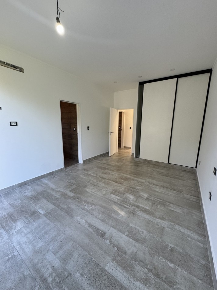 HERMOSA CASA A ESTRENAR CON TRES DORMITORIOS EN BARRIO CERRADO LOS GINKGOS
