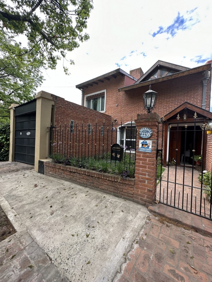 CASA EN DOS PLANTAS DE 5AMBIENTES  GARAGE GALERIA QUINCHO Y PILETA EN EXCELENTE UBICACION 