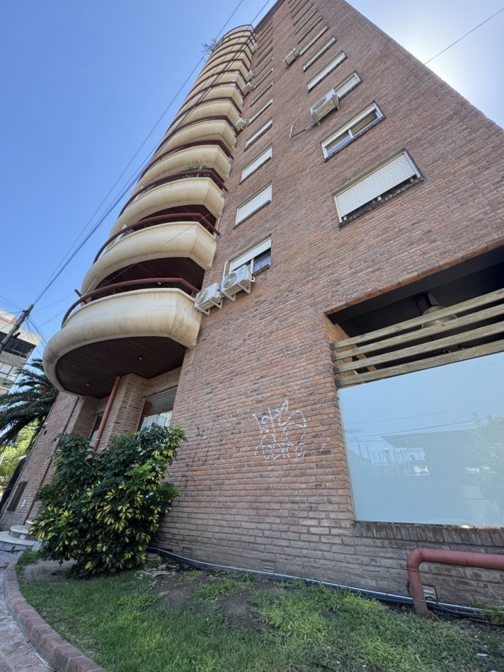 AMPLIO DEPARTAMENTO DE 3 AMBIENTES CON BALCON 