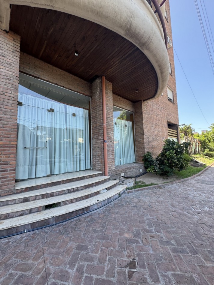 AMPLIO DEPARTAMENTO DE 3 AMBIENTES CON BALCON 