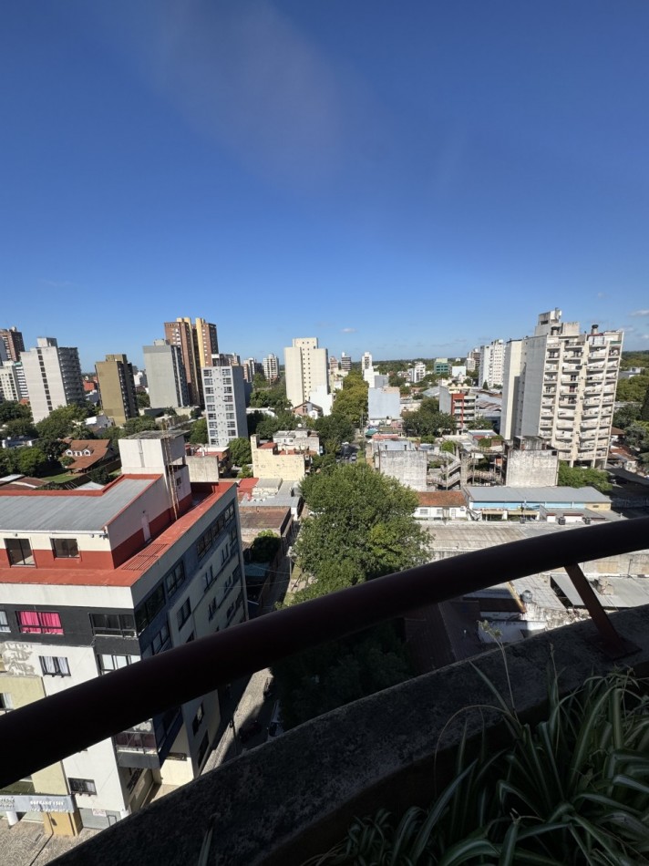 AMPLIO DEPARTAMENTO DE 3 AMBIENTES CON BALCON 