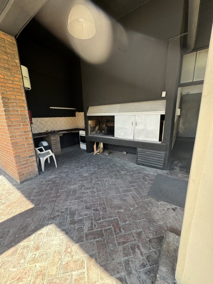 AMPLIO DEPARTAMENTO DE 3 AMBIENTES CON BALCON 