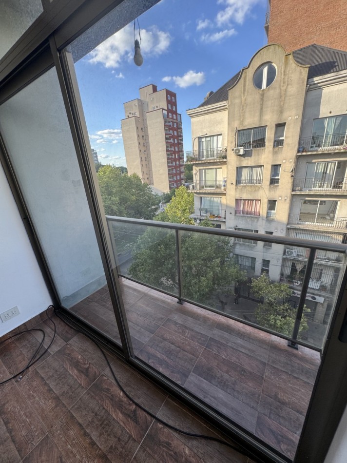 DEPARTAMENTO 2 AMBIENTES CON BALCON PARA USO VIVIENDA O PROFESIONAL 