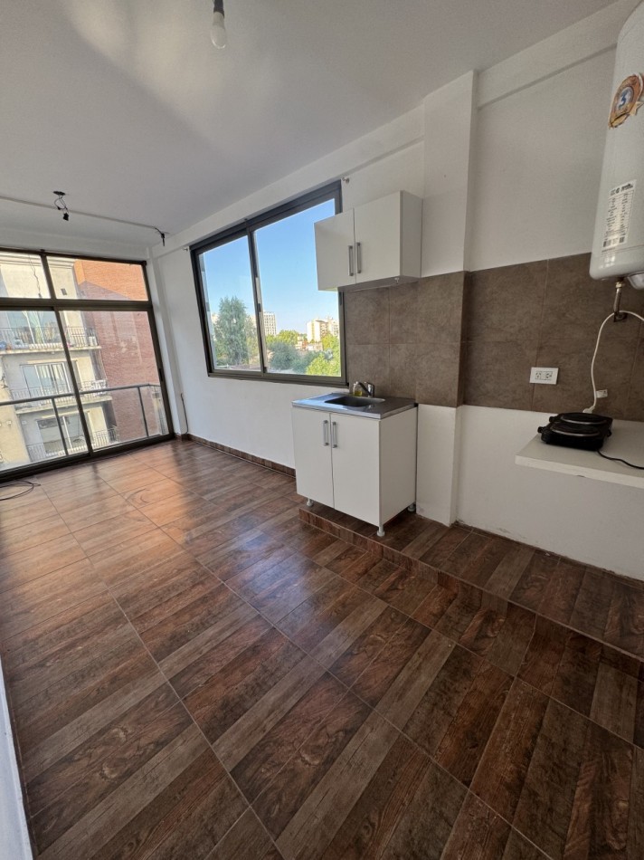 DEPARTAMENTO 2 AMBIENTES CON BALCON PARA USO VIVIENDA O PROFESIONAL 