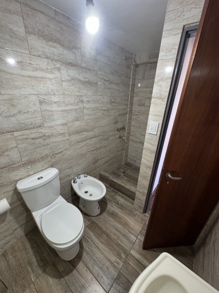 DEPARTAMENTO 2 AMBIENTES CON BALCON PARA USO VIVIENDA O PROFESIONAL 