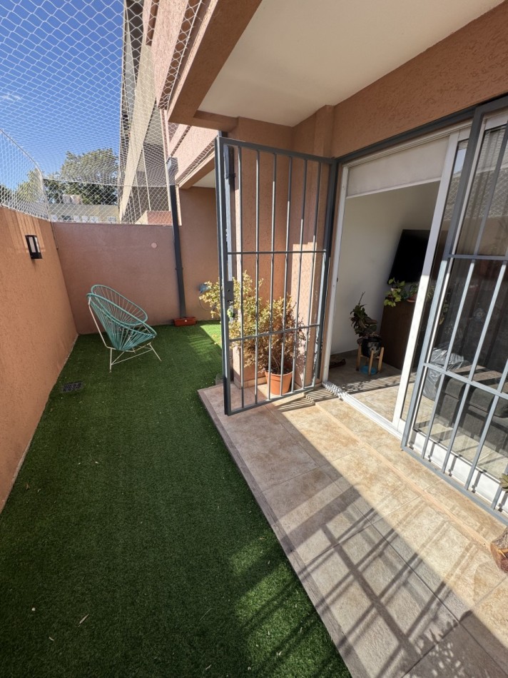 DEPARTAMENTO 2 AMBIENTES CON PATIO Y COCHERA
