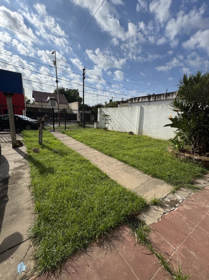 CASA CON JARDIN AL FRENTE CON ENTRADA DE AUTO Y QUINCHO