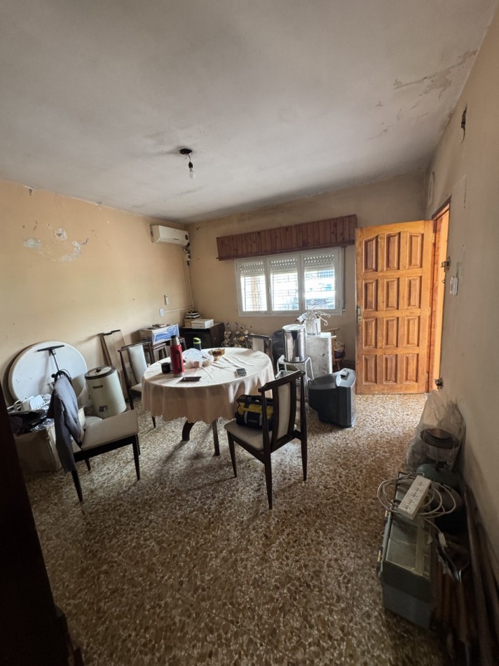 CASA CON JARDIN AL FRENTE CON ENTRADA DE AUTO Y QUINCHO