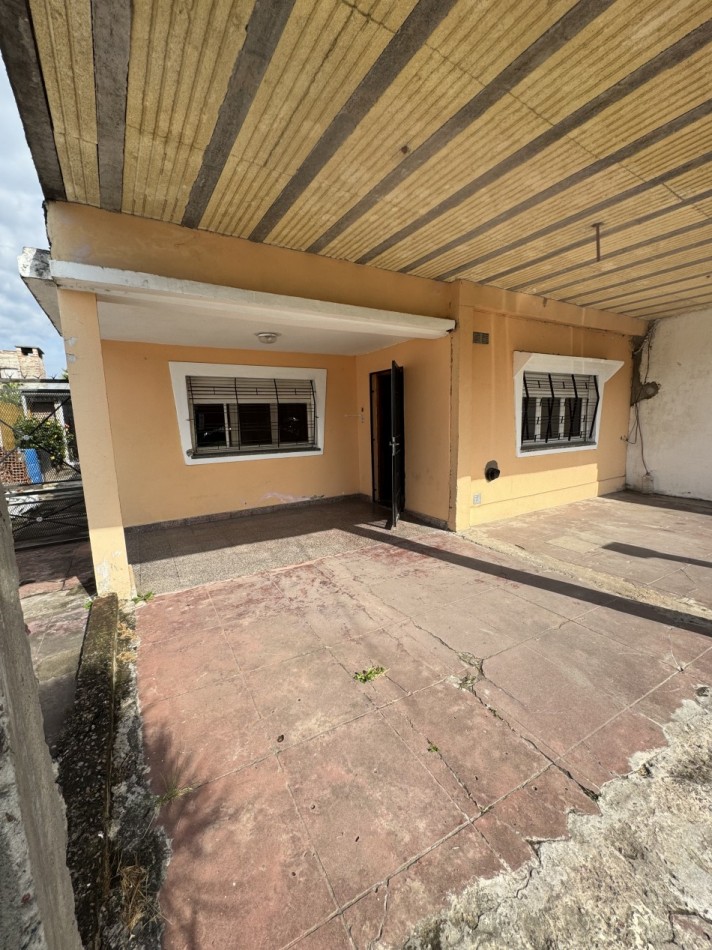 CASA CON JARDIN AL FRENTE CON ENTRADA DE AUTO Y QUINCHO