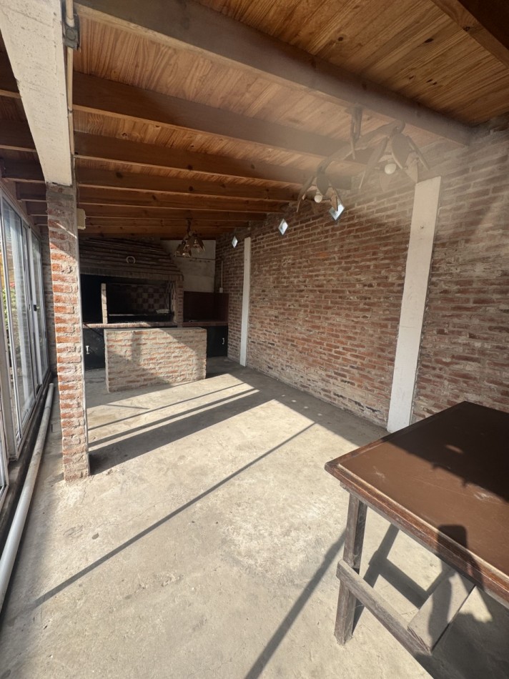 CASA CON JARDIN AL FRENTE CON ENTRADA DE AUTO Y QUINCHO