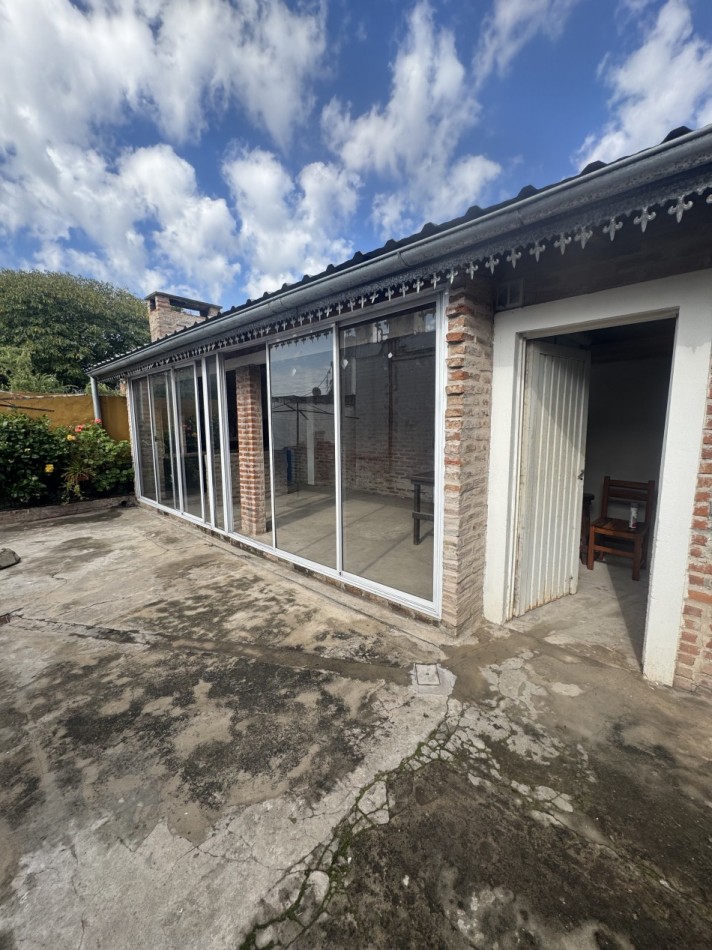 CASA CON JARDIN AL FRENTE CON ENTRADA DE AUTO Y QUINCHO