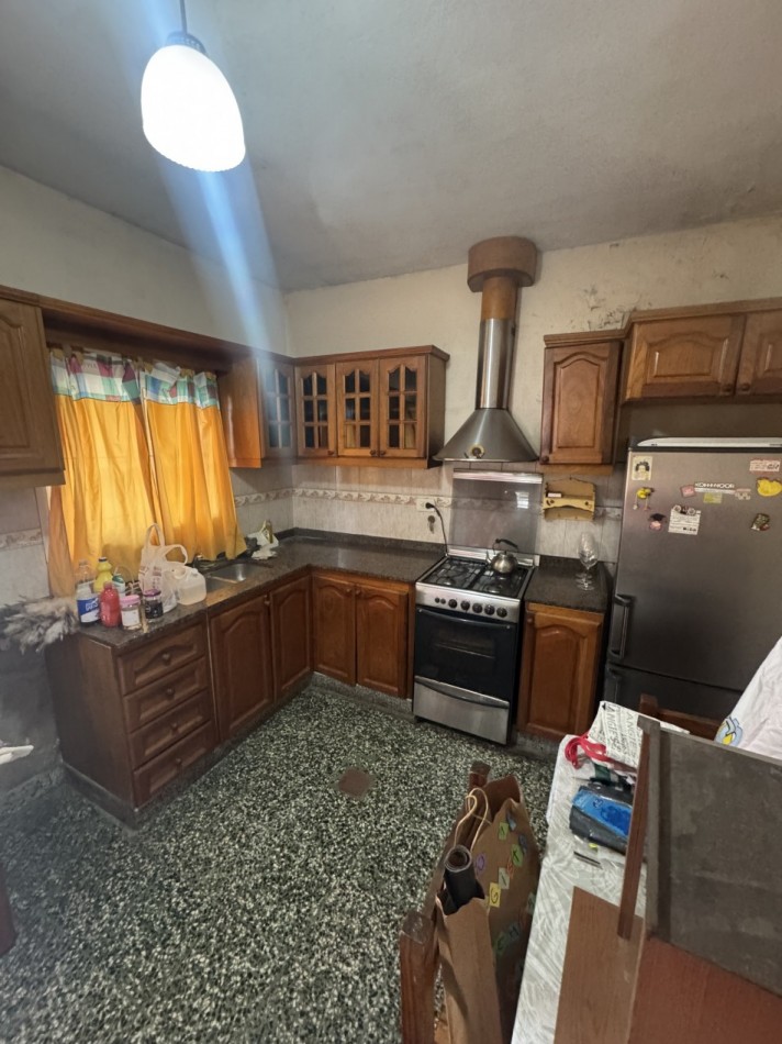 CASA CON JARDIN AL FRENTE CON ENTRADA DE AUTO Y QUINCHO