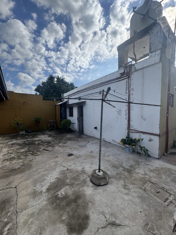 CASA CON JARDIN AL FRENTE CON ENTRADA DE AUTO Y QUINCHO