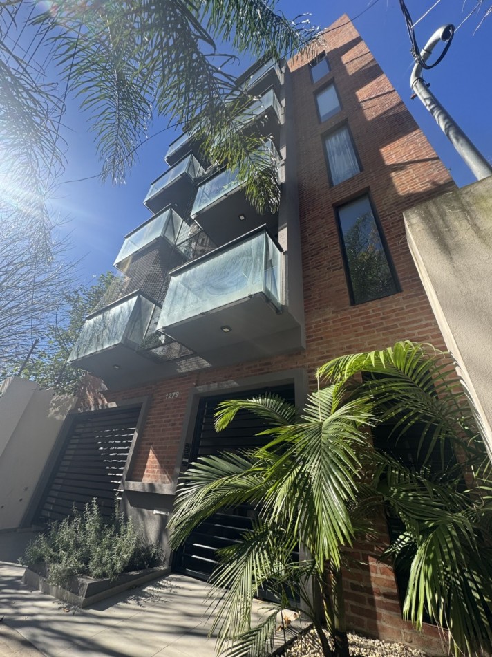 MONOAMBIENTE DE CATEGORIA CON COCHERA 