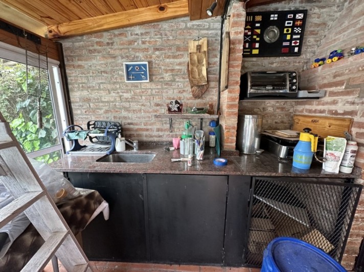 CASA EN DOS PLANTAS DE 5AMBIENTES  GARAGE GALERIA QUINCHO Y PILETA EN EXCELENTE UBICACION 