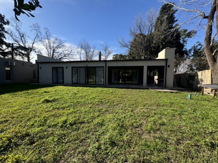 HERMOSA CASA A ESTRENAR CON TRES DORMITORIOS EN BARRIO CERRADO LOS GINKGOS
