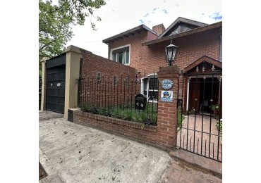 CASA EN DOS PLANTAS DE 5AMBIENTES  GARAGE GALERIA QUINCHO Y PILETA EN EXCELENTE UBICACION 