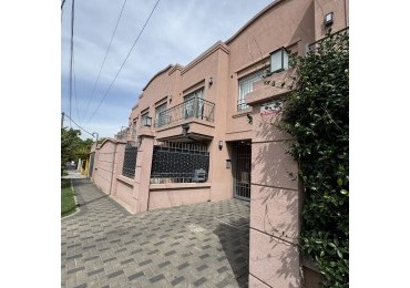 DEPARTAMENTO 2 AMBIENTES CON PATIO Y COCHERA