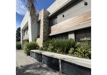  DUPLEX CON PATIO PROPIO Y PARRILLA EN COMPLEJO DE CATEGORIA 